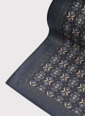 Tamsiai pilka kišeninė nosinaitė geometriniu raštu