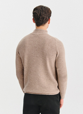 Smėlinis megztinis su prasegama stačia apykakle