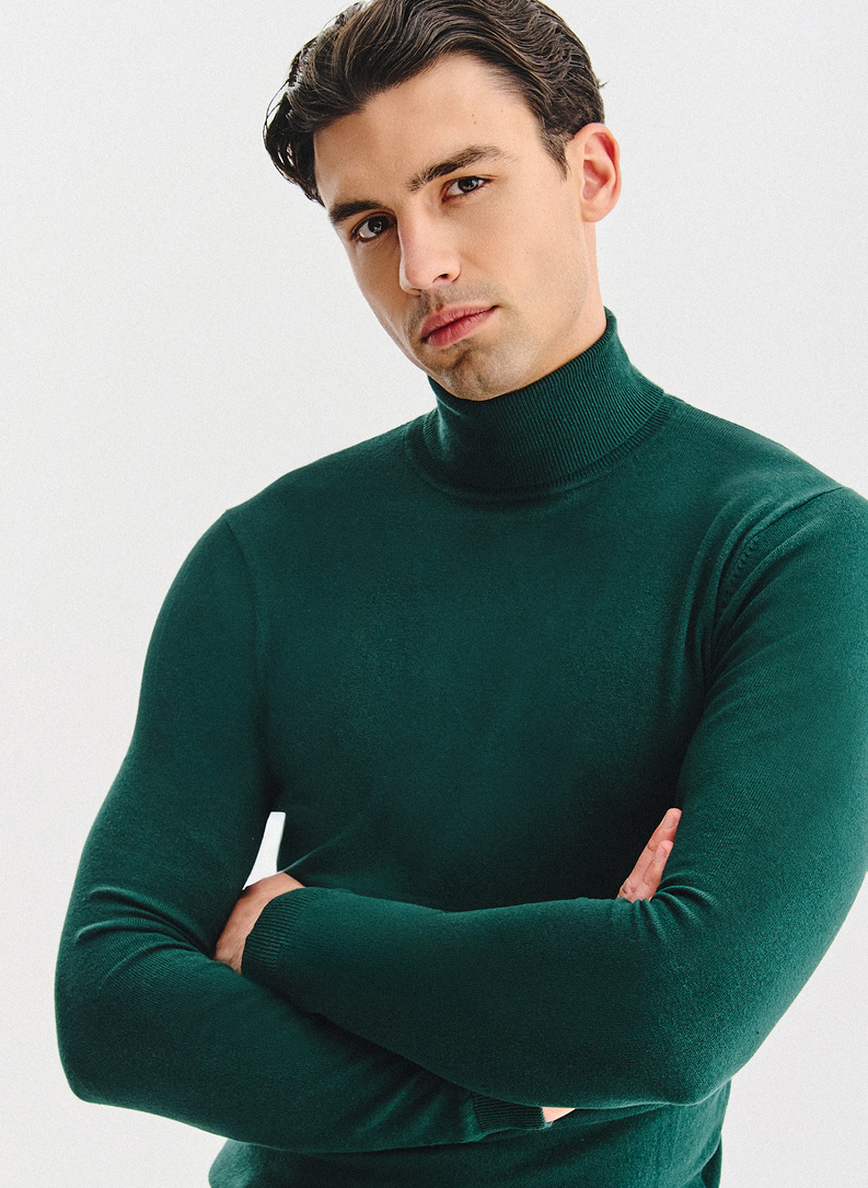 Tamsiai žalias vyriškas golfas be raštų