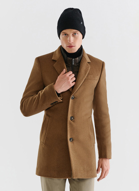 Rusvas vyriškas lietpaltis su nusegama stačia apykakle