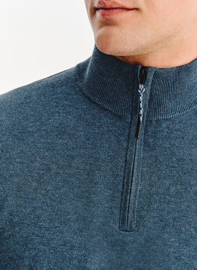 Tamsiai mėlynas megztinis su prasegama stačia apykakle