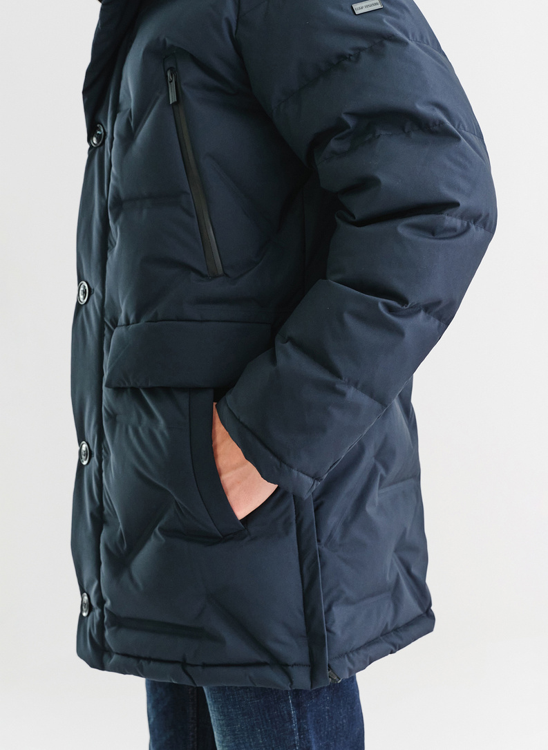 Tamsiai mėlyna dygsniuota striukė su gobtuvu