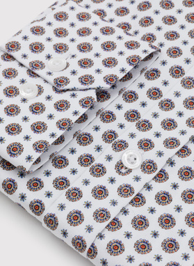 Balti marškiniai raiškiu raštu