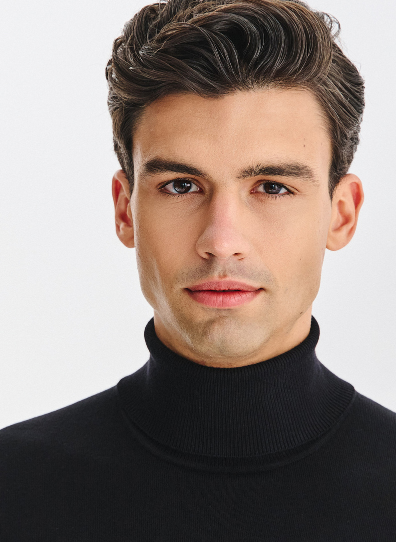 Juodos spalvos vyriškas golfas