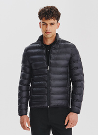 Juoda dygsniuota striukė