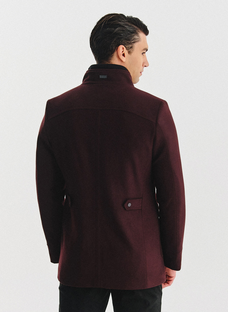 Tamsiai raudonas sagomis sagstomas lietpaltis