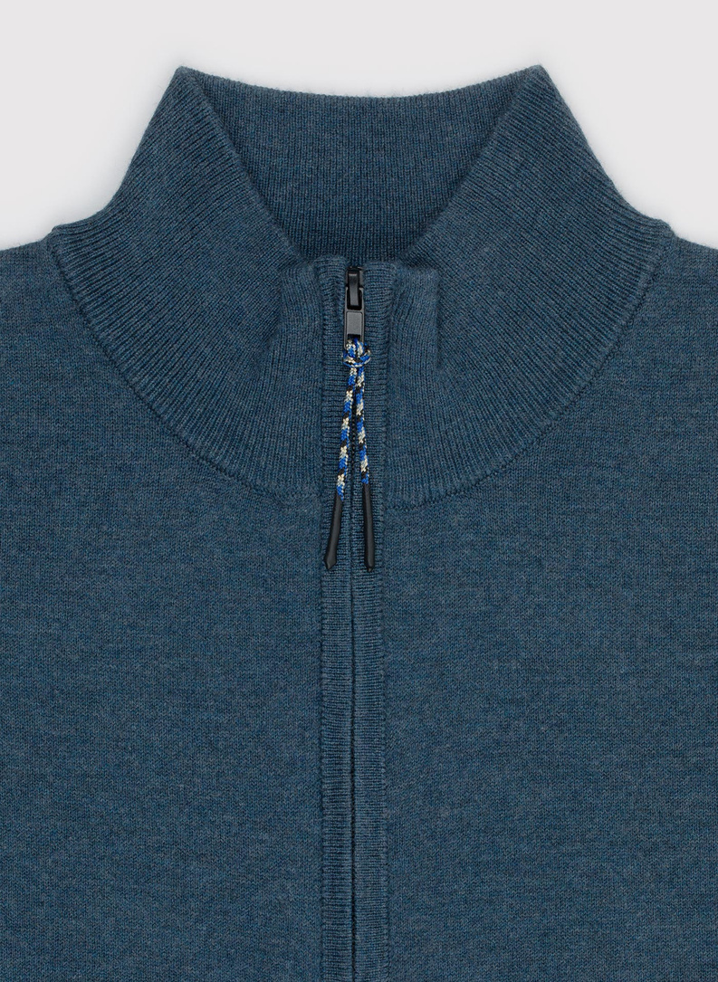 Tamsiai mėlynas megztinis su prasegama stačia apykakle