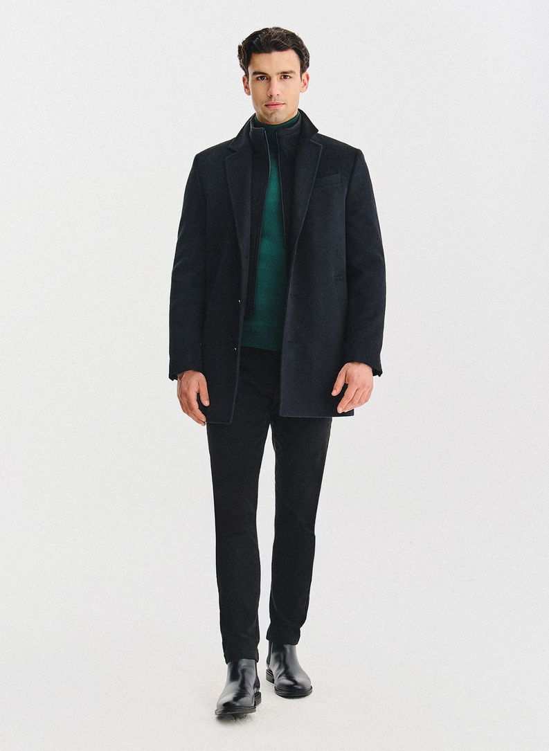 Juodas vyriškas lietpaltis su nusegama stačia apykakle