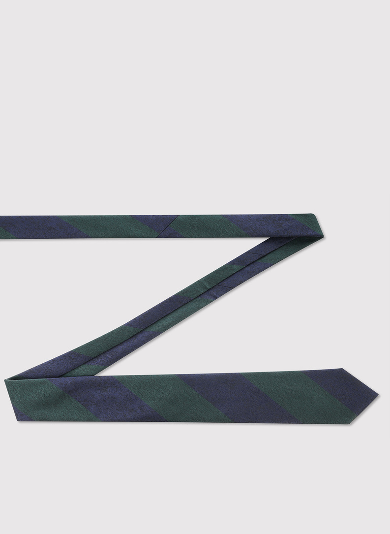 Tamsiai mėlynas kaklaraištis juostomis