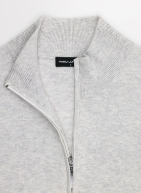 Šviesiai pilkas sagstomas megztinis su kišenėmis