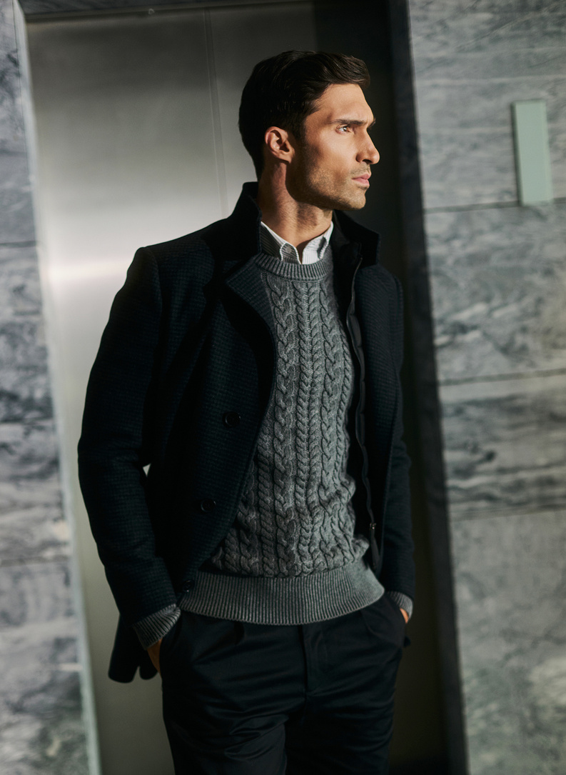 Tamsiai pilkas lietpaltis skalikų dantų raštu