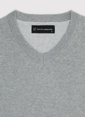 Šviesiai pilkas vyriškas megztinis V apykakle