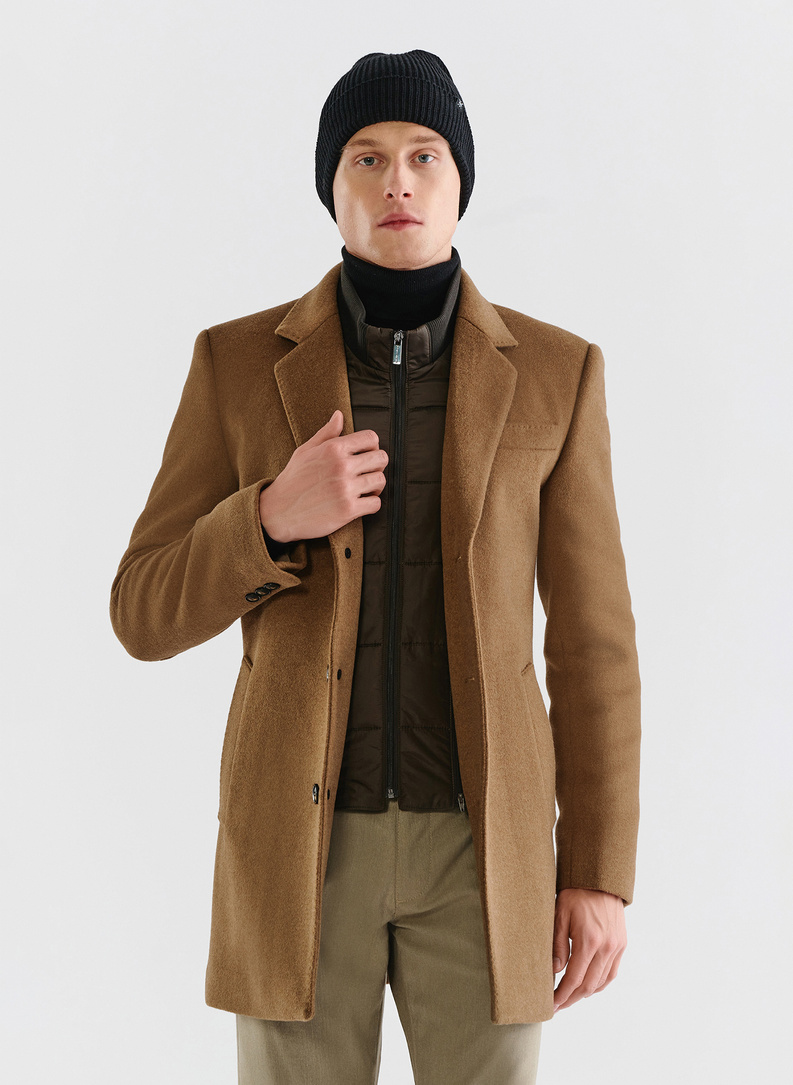 Rusvas vyriškas lietpaltis su nusegama stačia apykakle