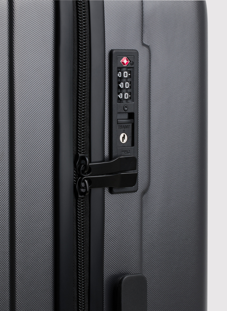 Didelis tamsiai pilkas lagaminas su grioveliais