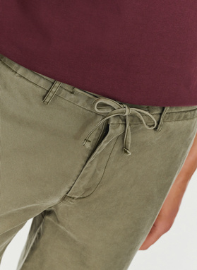 Žali vyriški šortai be raštų