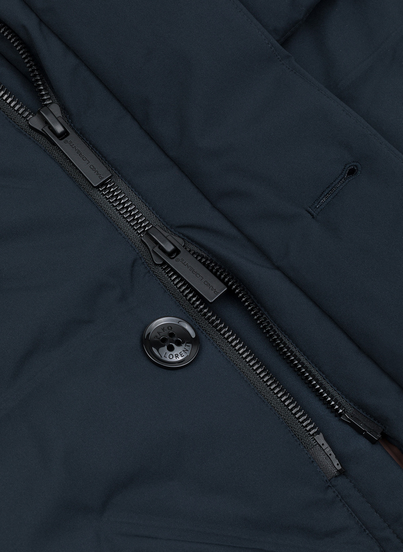 Tamsiai mėlyna dygsniuota striukė su gobtuvu