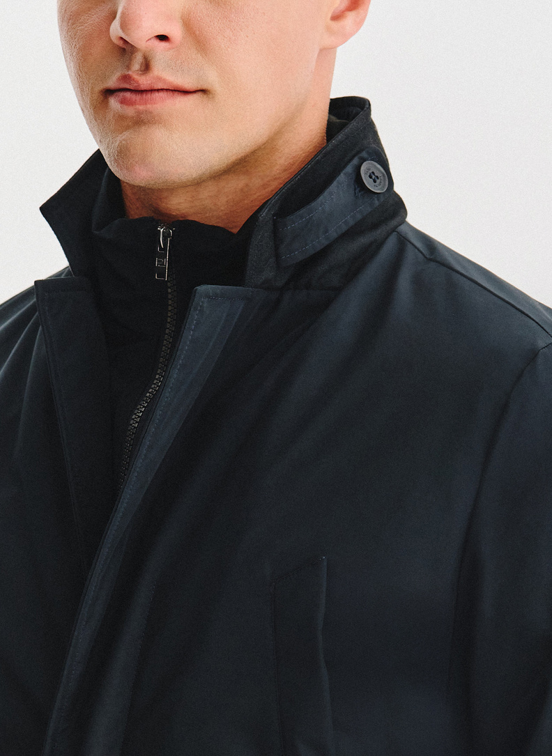 Tamsiai mėlynas vyriškas lietpaltis