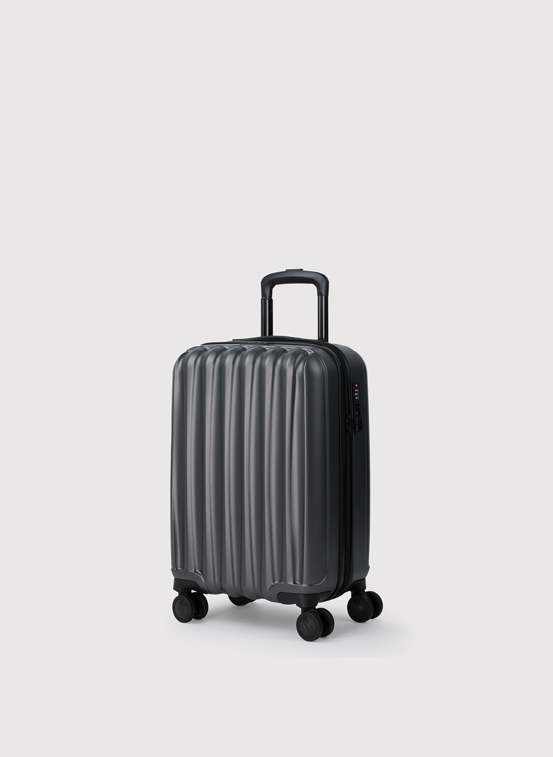 Mažas tamsiai pilkas lagaminas su grioveliais