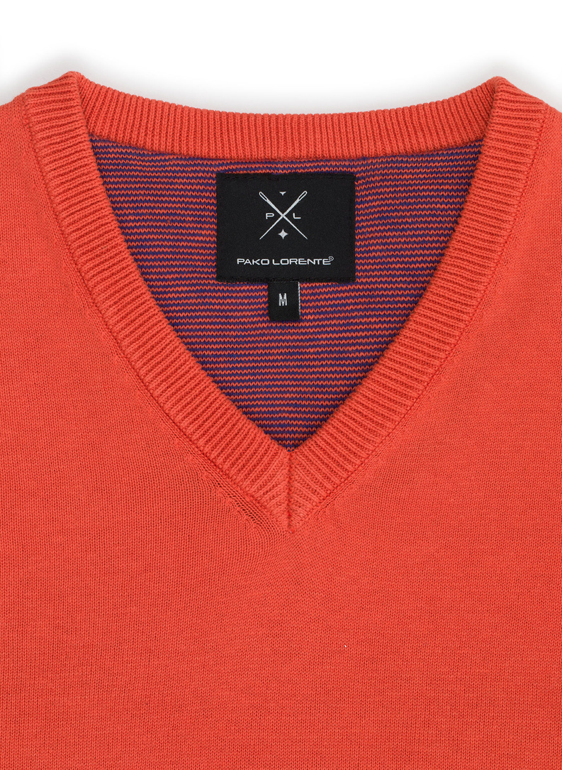 Oranžinės spalvos vyriškas megztinis V iškirpte