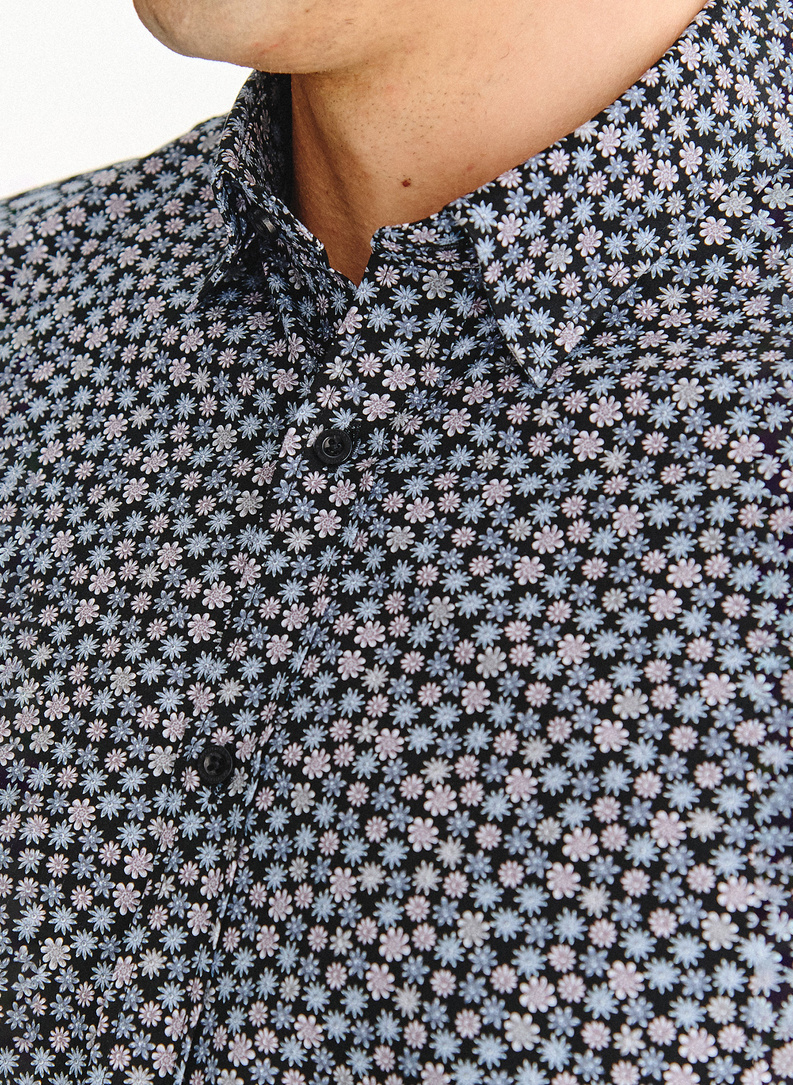 Juodi marškiniai smulkiu raštu