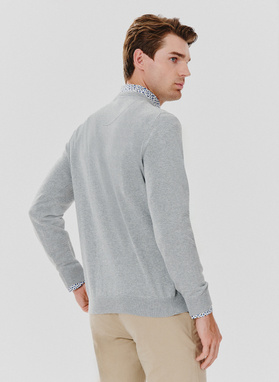 Šviesiai pilkas vyriškas megztinis V apykakle