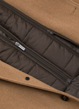 Smėlinis vyriškas lietpaltis su nusegama apykakle