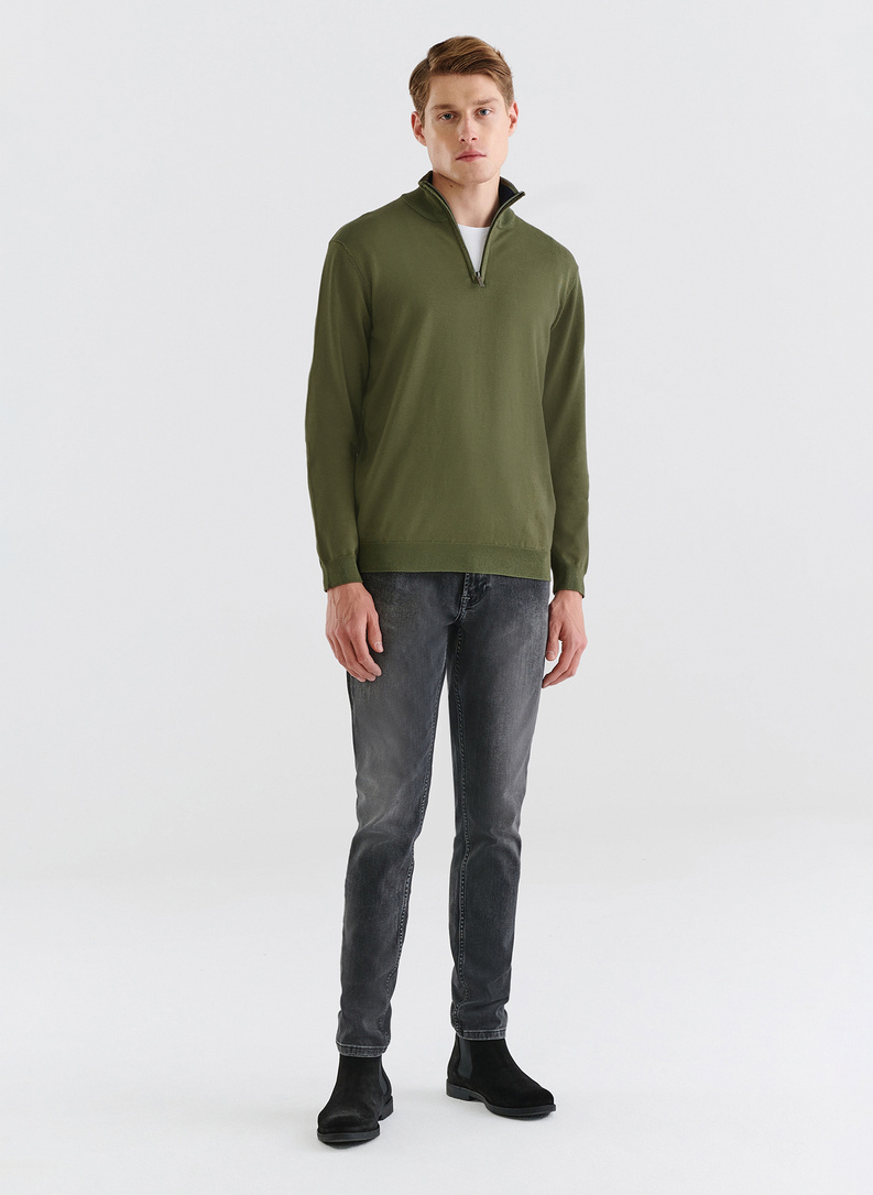 Žalias megztinis su užtrauktuku sagstoma aukšta stačia apykakle