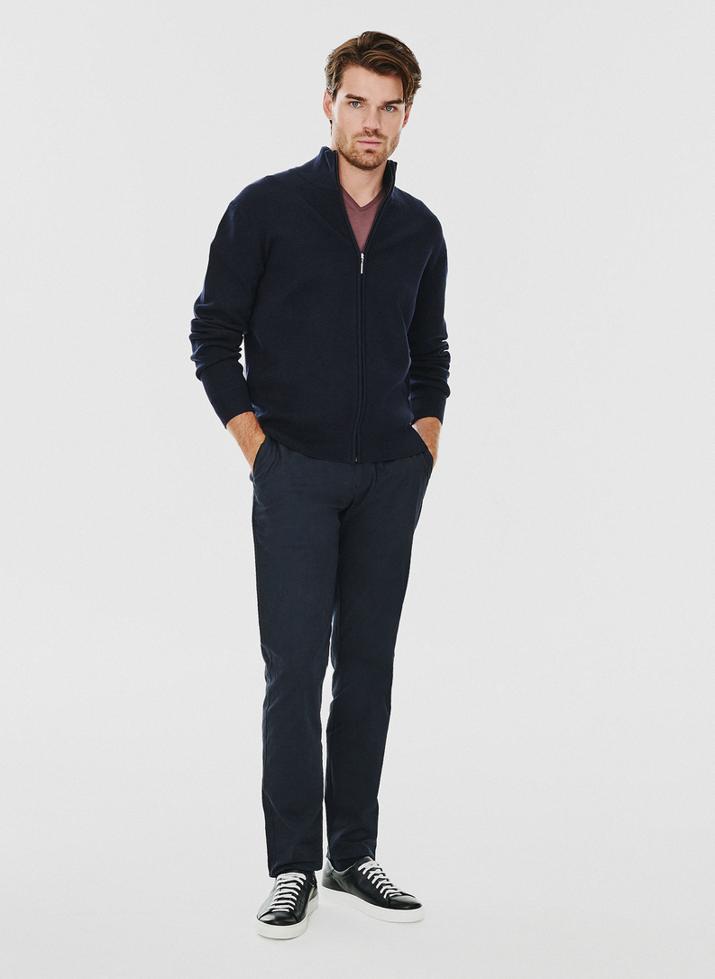 Tamsiai mėlynos spalvos sagstomas vyriškas megztinis