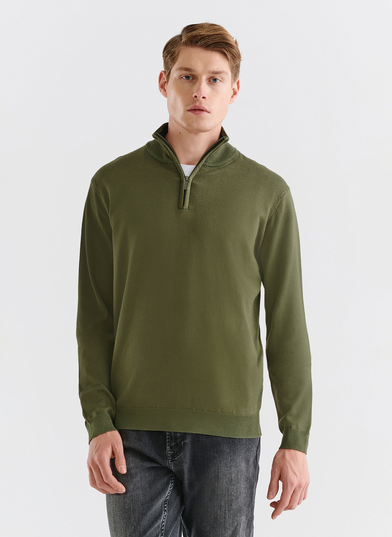 Žalias megztinis su užtrauktuku sagstoma aukšta stačia apykakle