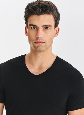 Dvejų juodos spalvos T marškinėlių su V iškirpte pakuotė