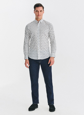 Balti marškiniai mėlynu geometriniu raštu