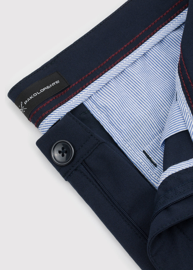 Tamsiai mėlynos vyriškos kelnės be raštų