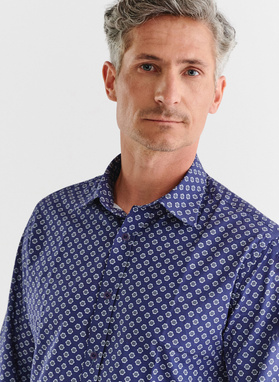 Tamsiai mėlyni vyriški marškiniai gėlytėmis