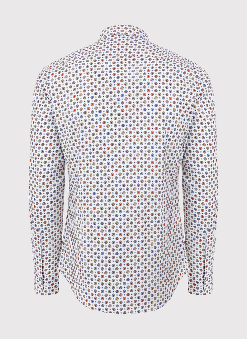 Balti marškiniai raiškiu raštu