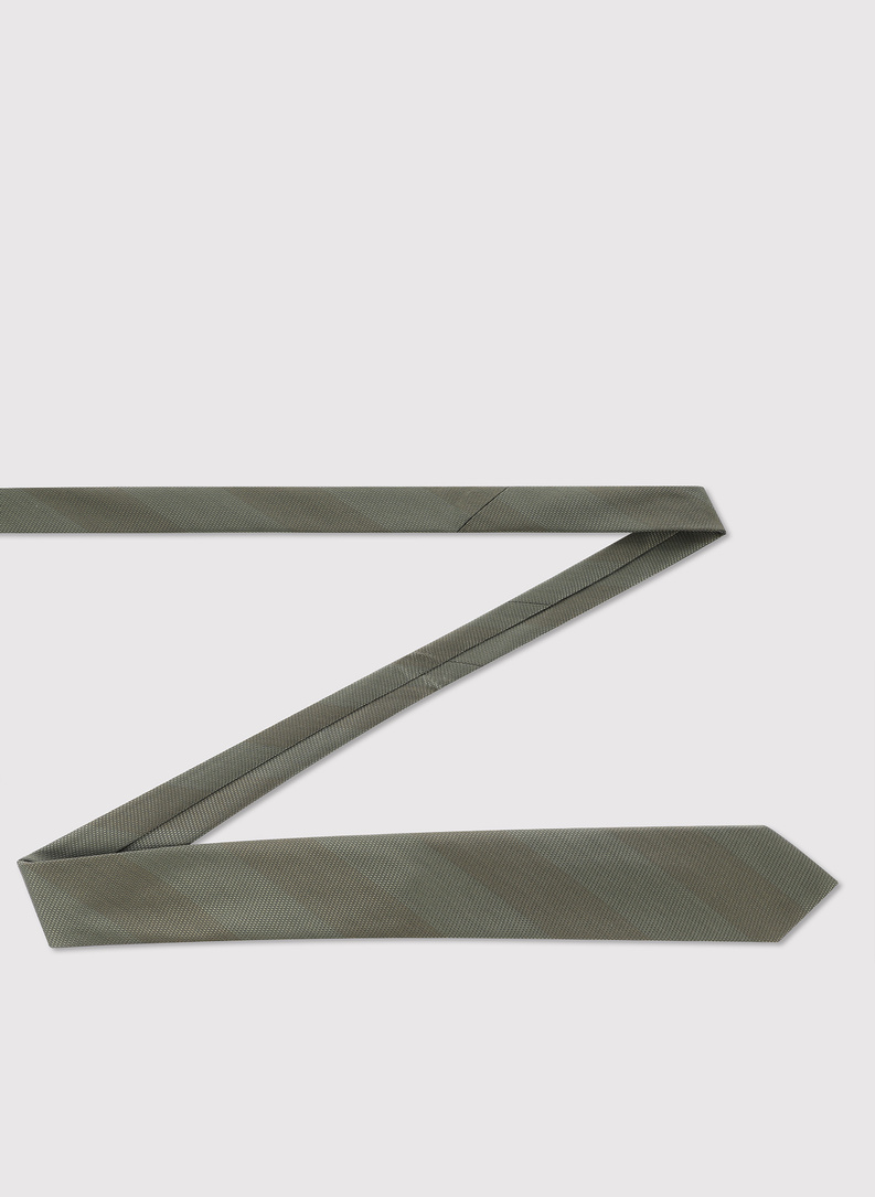 Žalias kaklaraištis juostomis