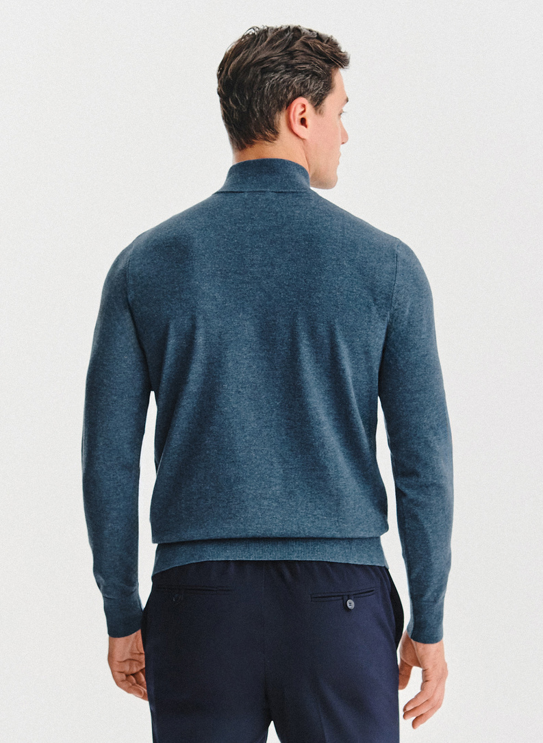 Tamsiai mėlynas megztinis su prasegama stačia apykakle