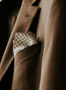 Balta šilkinė kišeninė nosinaitė