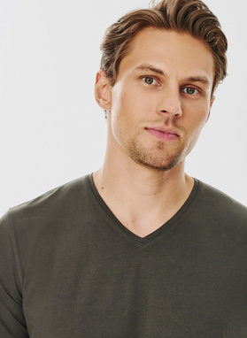 Žali T marškinėliai su V iškirpte be raštų