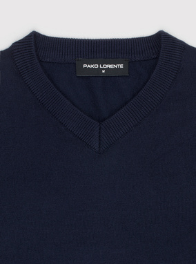 Tamsiai mėlynas vyriškas megztinis su V apykakle