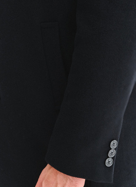 Juodas vyriškas lietpaltis su nusegama stačia apykakle