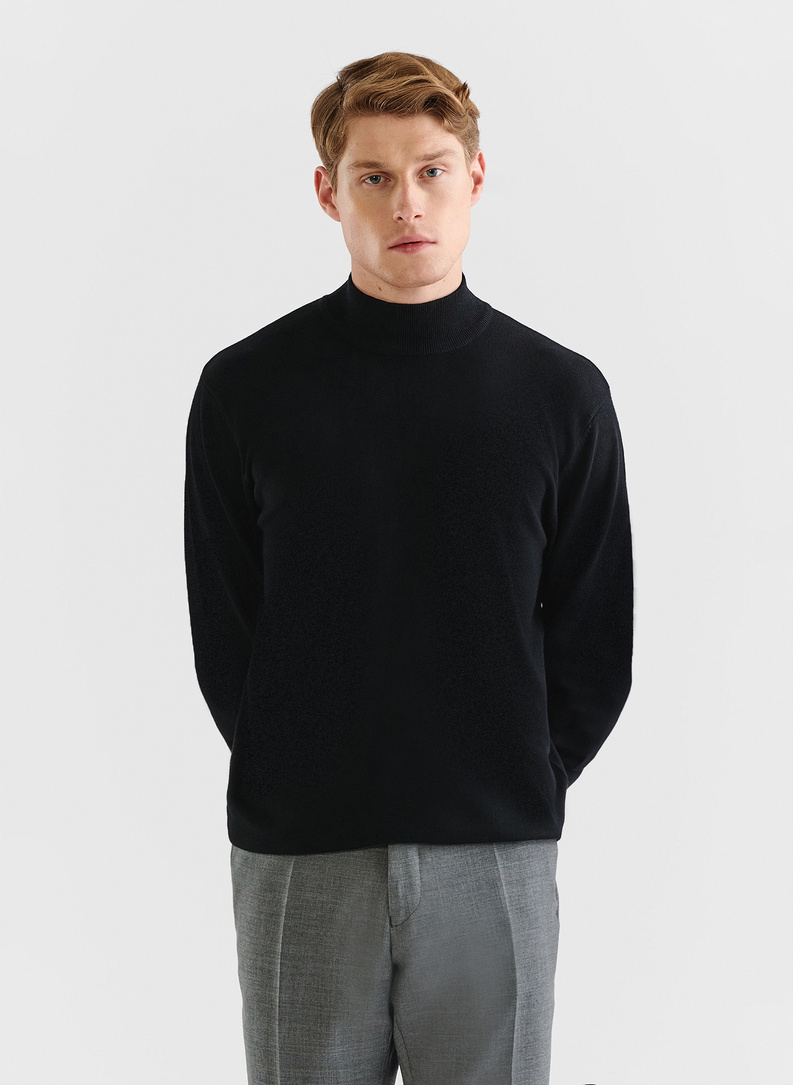 Juodas vyriškas pusgolfis be raštų