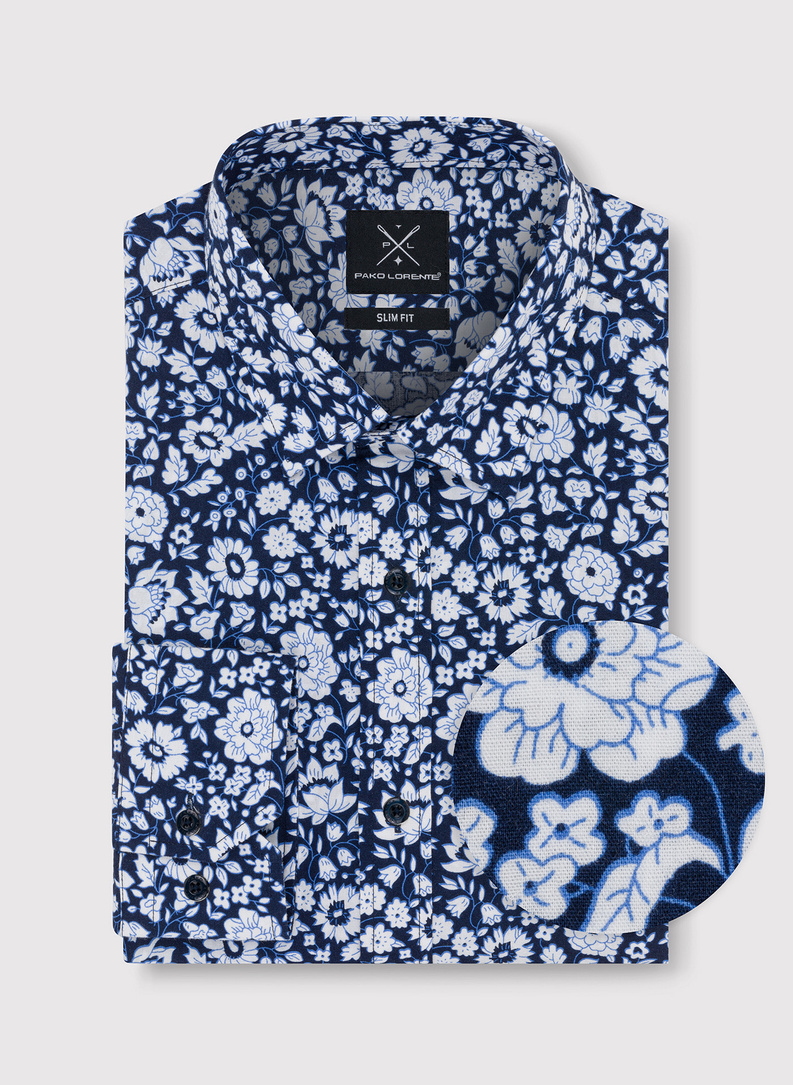 Tamsiai mėlyni marškiniai baltomis gėlėmis