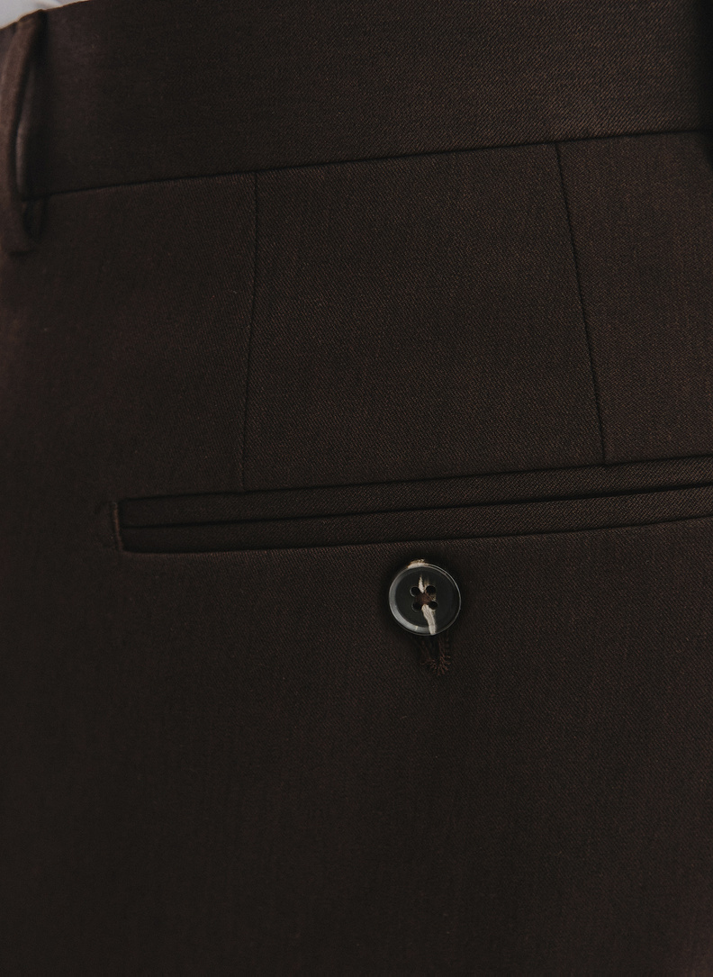 Tamsiai rudas vyriškas kostiumas