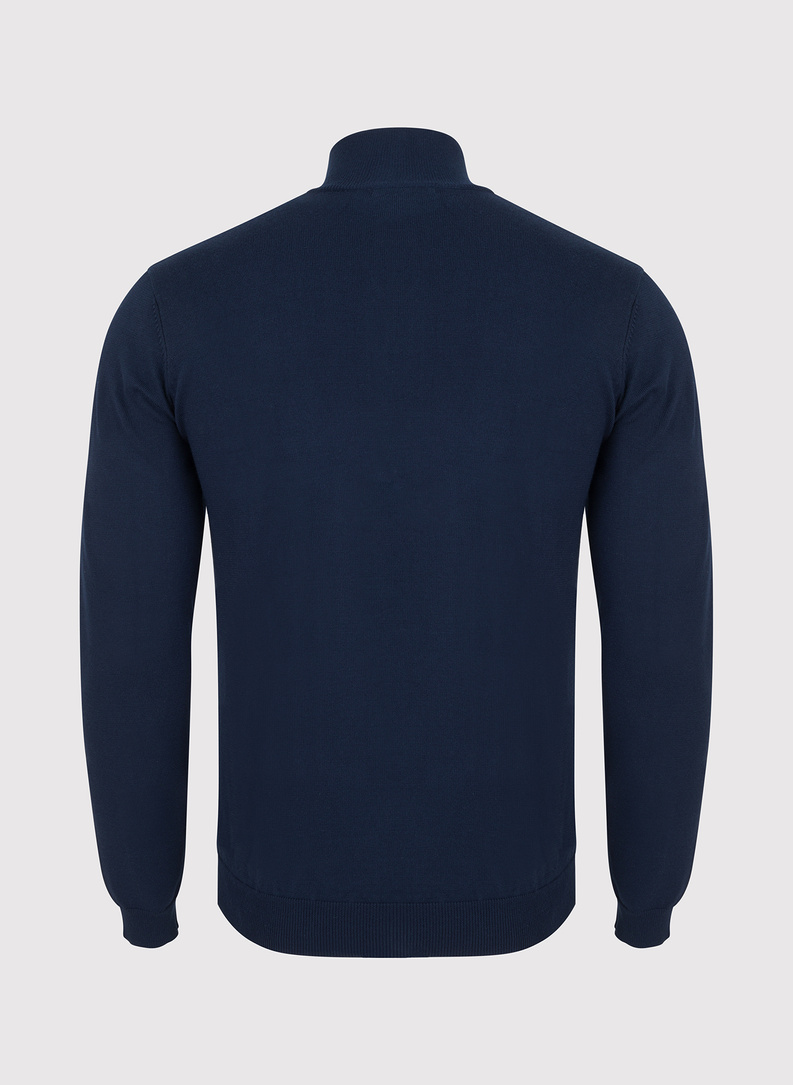 Tamsiai mėlynas megztinis su užtrauktuku sagstoma aukšta stačia apykakle