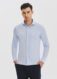 Šviesiai mėlyni trikotažiniai marškiniai