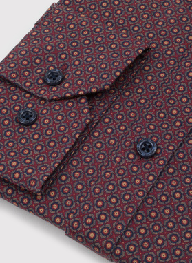 Tamsiai raudoni marškiniai geometriniu raštu