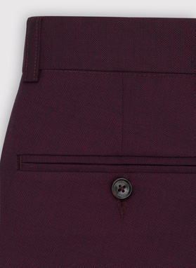 Tamsiai raudonas vyriškas kostiumas