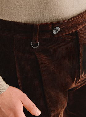 Rudos kelnės su klostėmis