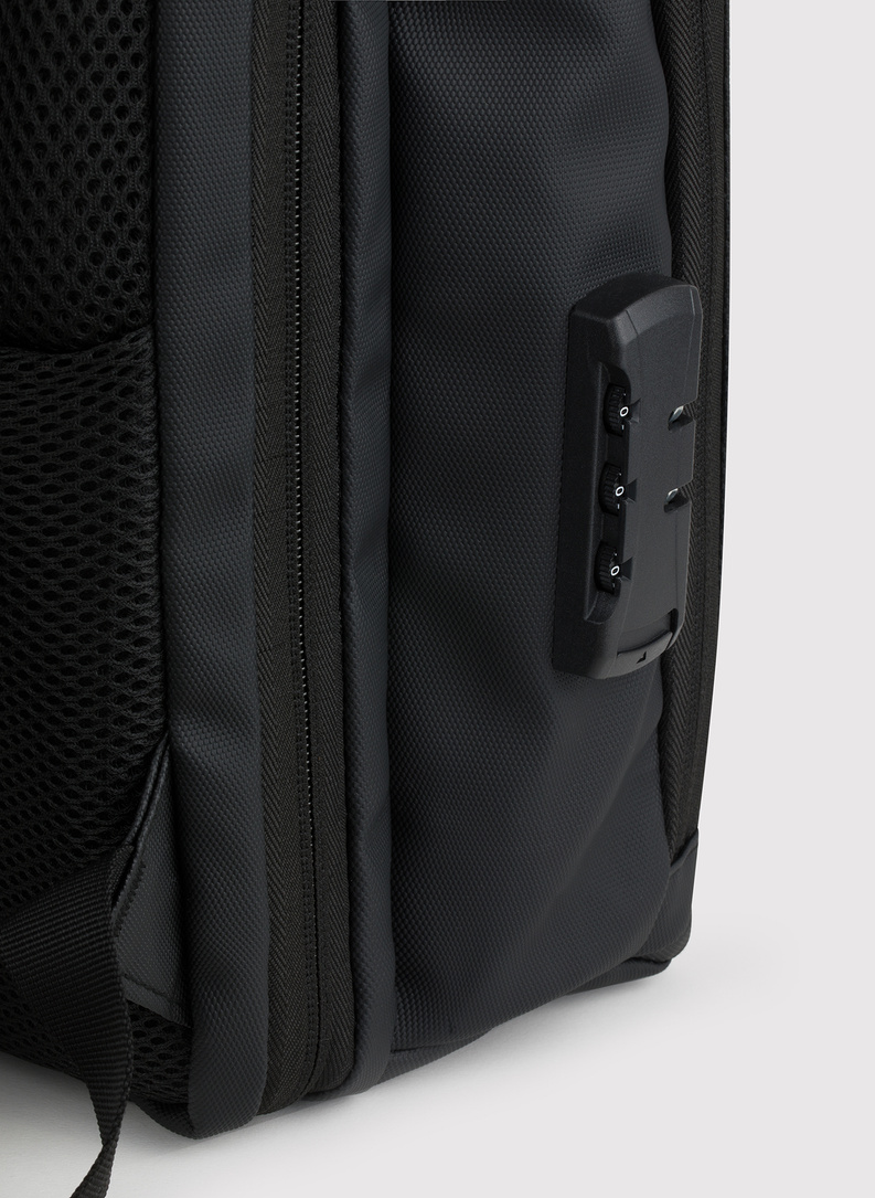 Juoda vyriška kuprinė su kodu