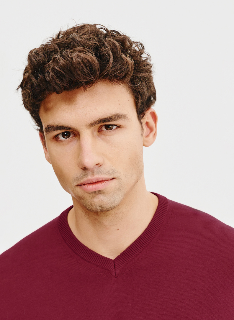 Raudonas vyriškas megztinis V apykakle